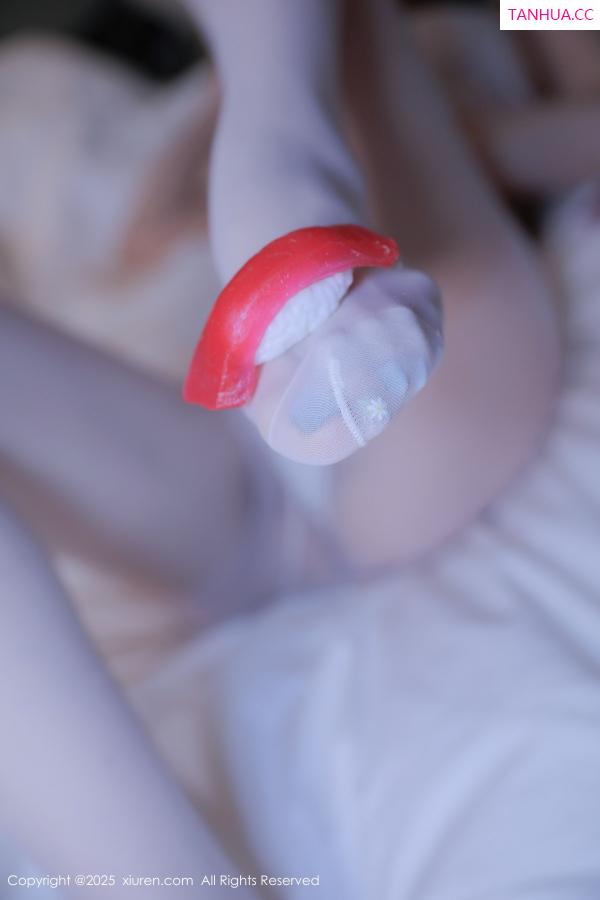 杨依  [XiuRen]高清写真图 2025.02.21 No.9916 伊一Moon 丝袜美腿第51张图片